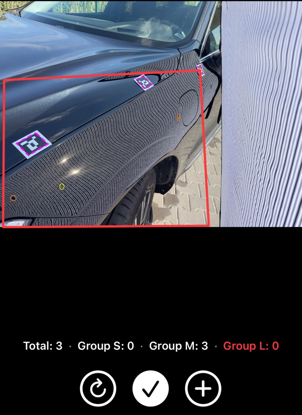 HailMaster live capture: panel outlined, scale markers detected, dents marked and grouped by size